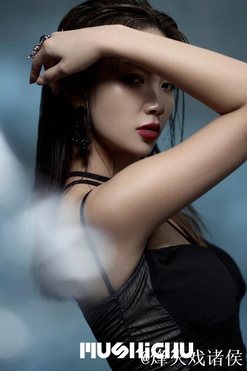 深夜魅影：探寻精品国产AV色彩的独特魅力